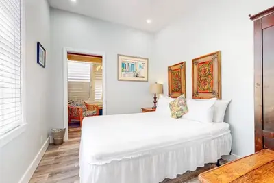 Image de Holly's Hideaway - Truman @ Duval | Two-Bedroom Prime Location!