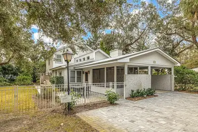 Image de Charming 4-bedroom house walking distance to beach and 5 popular restaurants.