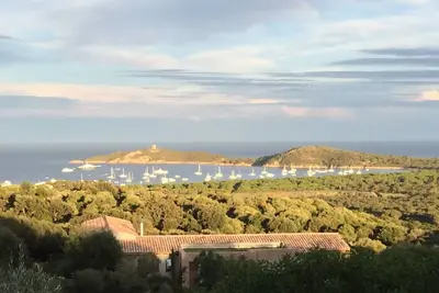 Image de Villa contemporaine, 5 ch avec une magnifique vue mer sur la tour génoise.