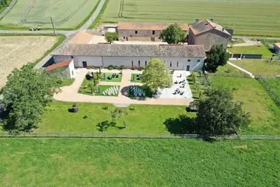 Image de Gîte & chambres d'hôtes - 24 pers, 8 chbres, 6 Sdb - Domaine de charme au calme