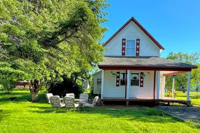 Image de Centrally Located Getaway in Mi’s Smallest City! Tubing, fishing, so much more!