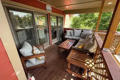 Image de South Manitou Condo - Enjoy this beautifully remodeled condo 1 Block from Lake Michigan!