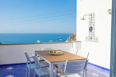 Image de Appartement à Capri, situé à deux pas de la plage de Marina Piccola.