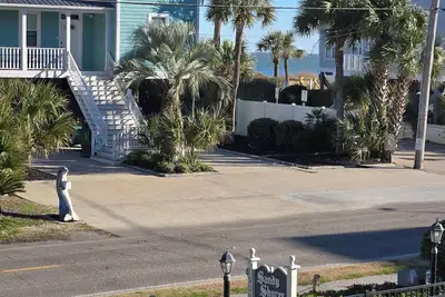 Image de \"Salty Air Retreat\"\nSpacious 2-bedroom Condo with a Partial Ocean View.