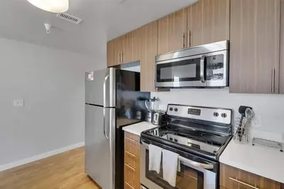 Image de Fireplace&Stocked Kitchen! Petfriendly 2br w. Marina Views