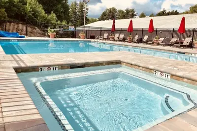 Image de Ski-in/Ski-out, Slopeside condo above the Lodge at Cranmore Mountain Resort