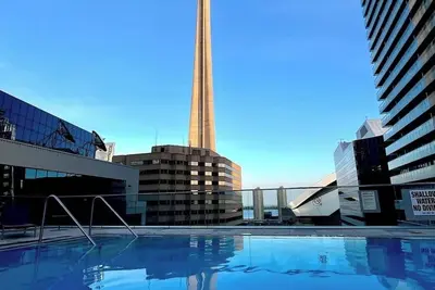 Image de Tripshine Dt Executive  3br/2ba king bed  Parking Lakeview