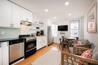 Image de Cozy 3-Br Apt with Private Outdoor Space