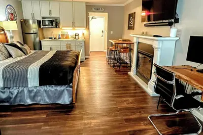 Image de Sleeps 8! 2 Full Bath with Kitchenette!