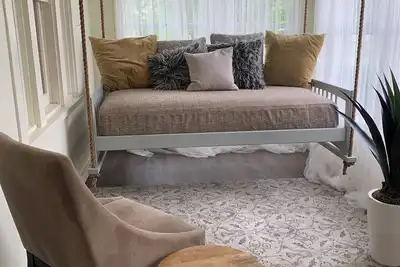 Image de Cozy 2 Br Cottage with Inviting Sunroom, Spacious Yard and Ultimate Comfort
