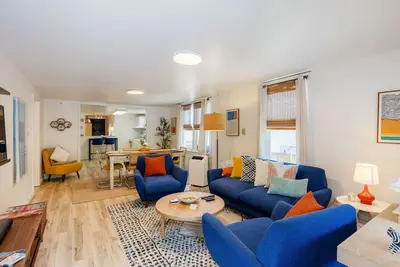 Image de Private and Near Stadiums. Free Parking!