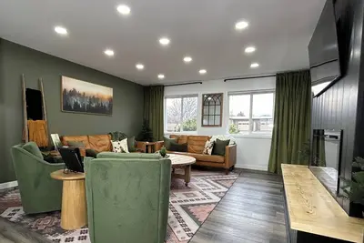 Image de New\/modern\/3 bed home\/2 Kings\/1 Queen\/no cleaning fee\/Espresso\/fully fenced yard