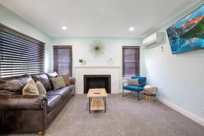 Image de The Restful Retreat: King & Queen, large yard & covered deck, pet friendly!
