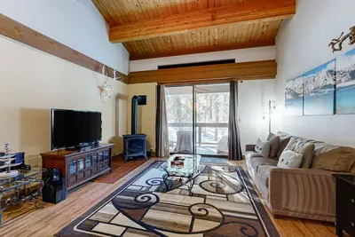 Image de Beautiful condo with shared pool, hot tub, & sauna - walking distance to skiing