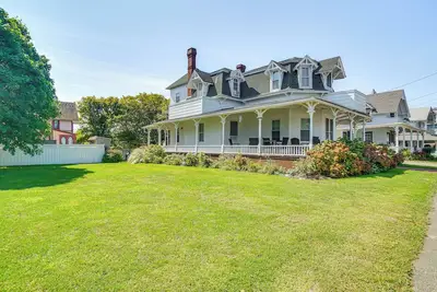 Image de Steps to Inkwell Beach: Victorian Home!