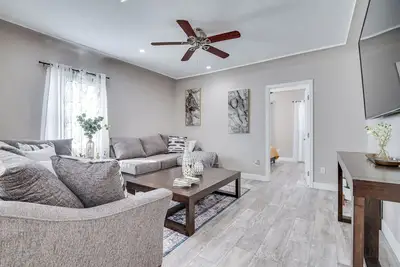 Image de 7 Mi to Downtown: East Los Angeles Apartment