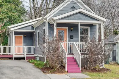 Image de 1 Mi to Dtwn: Home w/ Backyard in Raleigh!