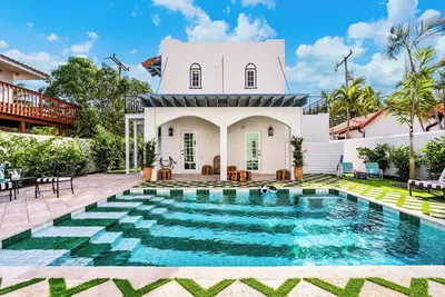 Image de Heated Pool • 5 Mins to Downtown • Newly Renovated Guesthouse