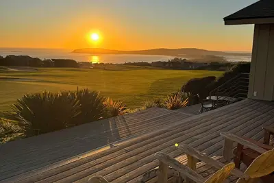 Image de Pet-friendly 4-bedroom, 2 Ensuites. Coastal views & right on the 10th Green!