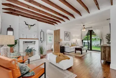 Image de New Coconut Grove 2bd 1ba Home w/ Parking Yard Bbq