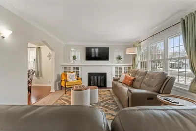 Image de 5 Mins to Und - Cozy 4bd w/ Bbq & Pool Table