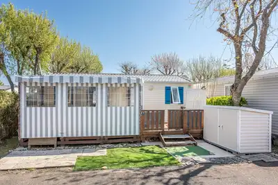 Image de Mobile Home 'Au Calme - Piscine' avec piscine partagée et terrasse privée
