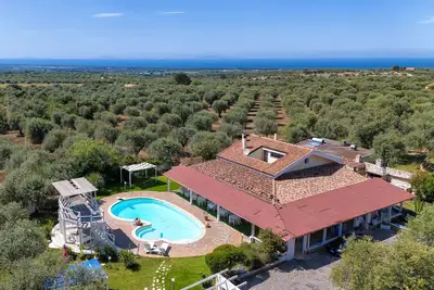 Image de Villa 'Geridu Luxury Con 4 Camere' avec piscine privée, Wi-Fi et climatisation