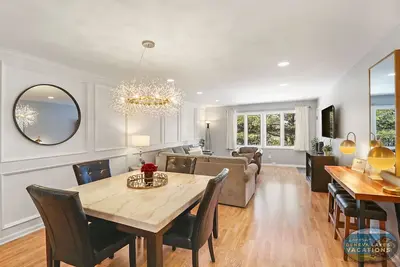 Image de Comotose by the Lake- Beautiful condo with pool- Easy walk to lake!