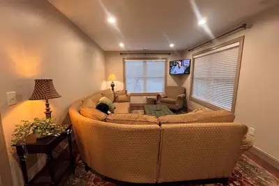 Image de Charming 2-bedroom house in downtown West Jefferson! Amazing location!