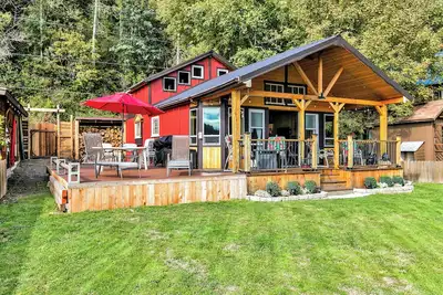 Image de Charming & Rustic Lakeside Cabin: Firepit, Kayaks, Paddleboards & Large Deck