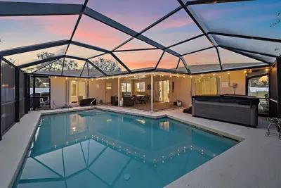 Image de Breezemont Bungalow | Private pool, Hot tub + Sauna