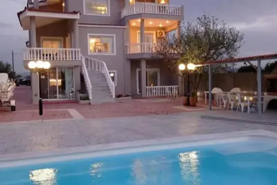 Image de Beautiful Tuscan Villa with pool amongst the vineyards and olive trees.