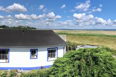 Image de Sunny beach house right on the lagoon with water views for 2-4 people