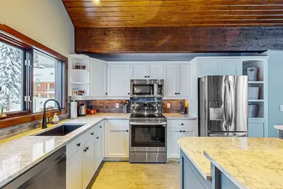 Image de Charming ski-in\/ski-out home with hot tub, fireplace & mountain views