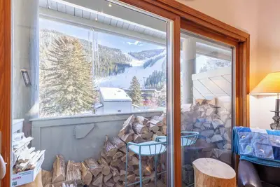 Image de Ski-Inspired Greyhawk Condo Steps from Warm Springs Lodge