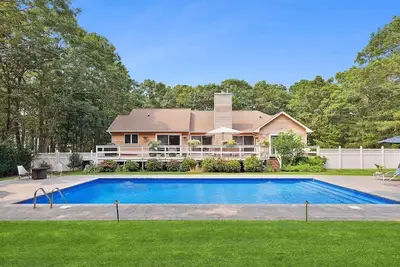 Image de Light filled 4-bedroom secluded home with large saltwater heated pool.