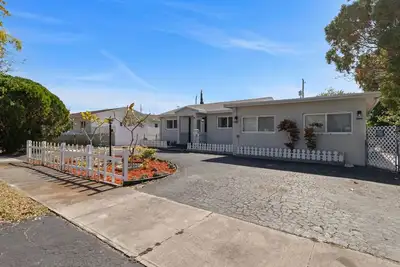 Image de Centrally located 4 bdrm \/ 4 bthrm