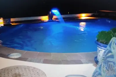 Image de Maison à la mer avec piscine privée.