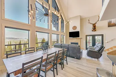 Image de Views, Trails, Hot Tub & More: Luxe Wyoming Oasis