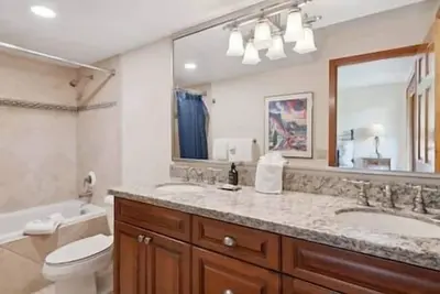 Image de Snowmass Base Village Condo, Ski-In/Out-Pool!