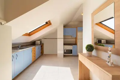 Image de Spacious 1 Bedroom Penthouse Apt C