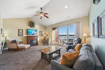 Image de Beachtop Condo at Delton Grand - Waterfront