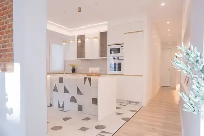 Image de \"Évadez-vous dans le charme urbain : Appartement avec balcon et espaces modernes\"