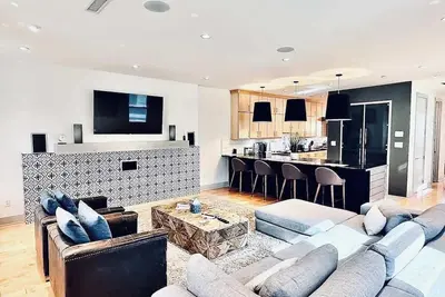 Image de The Delaware Loft | 2br 2. 5ba Townhome + Roof Deck