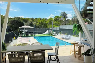 Image de 5 bedroom Beach house - 13m pool & Lake at back door - sleeps 13