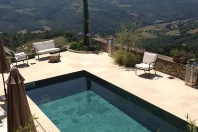 Image de Stunning Luxury House (Lower 2 Floors) with Amazing Views & Pool in green Marble