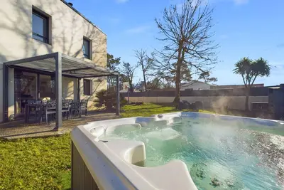 Image de Maison avec jardin et jacuzzi pour 8 personnes