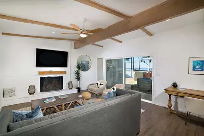 Image de Ocean view Carlsbad family beach house-Game room