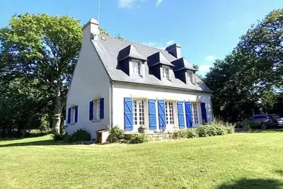 Nichée dans la campagne, à proximité immédiate d'une belle plage de sable fin!