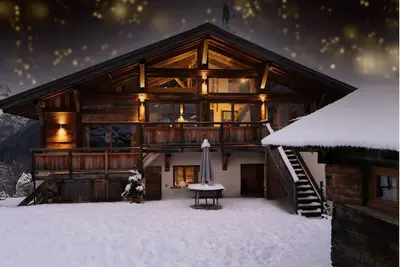 Image de Ski-in-ski-out 4/5-bedroom chalet loft with jacuzzi in Les Houches, Chamonix